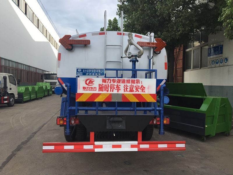 多功能灑水車——護欄清洗車3