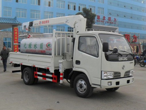 多功能灑水車——東風多利卡隨車吊灑水車2