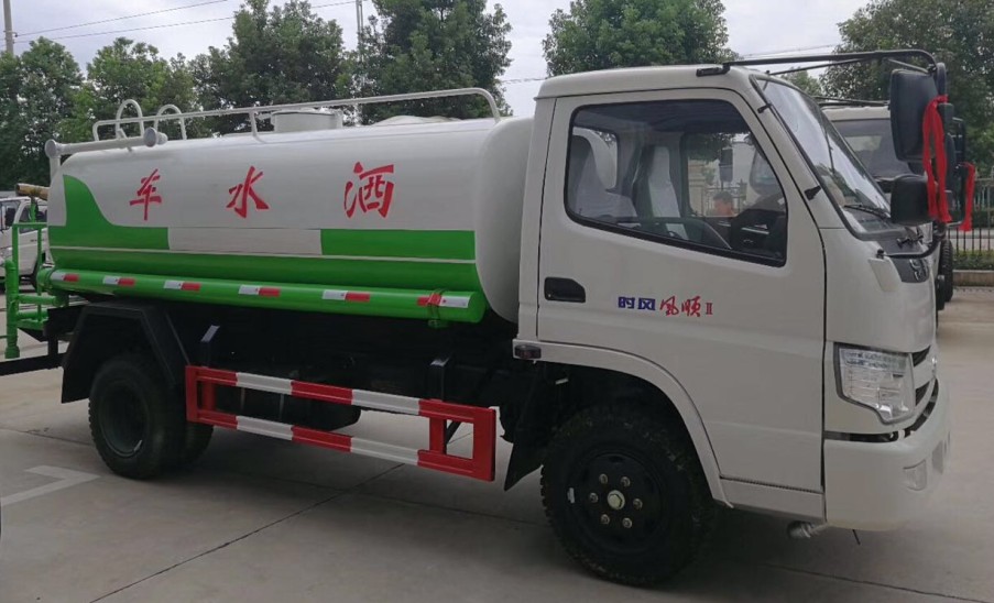 時(shí)風(fēng)風(fēng)順5噸綠化灑水車廠家價(jià)格2