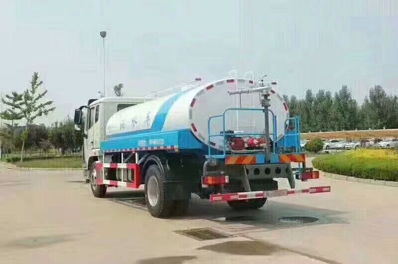 10噸灑水車報價多少錢一輛_國五重汽豪瀚10噸綠化灑水車廠家價格3