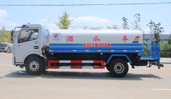 東風(fēng)多利卡灑水車圖片 東風(fēng)多利卡灑水車圖片