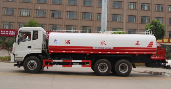 東風(fēng)后八輪灑水車(D913駕駛室)高清圖片 東風(fēng)后八輪灑水車(D913駕駛室)高清圖片