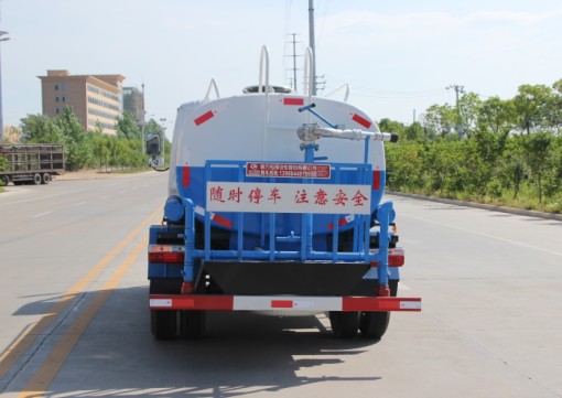 5噸東風小多利卡灑水車(云內發動機)高清圖片 5噸東風小多利卡灑水車(云內發動機)高清圖片