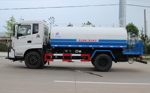東風(fēng)御虎12噸灑水車高清圖片 東風(fēng)御虎12噸灑水車高清圖片