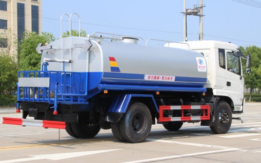 東風(fēng)專用底盤12方灑水車高清圖片 東風(fēng)專用底盤12方灑水車高清圖片