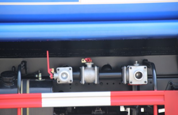 東風(fēng)專用底盤12方灑水車高清圖片 東風(fēng)專用底盤12方灑水車高清圖片