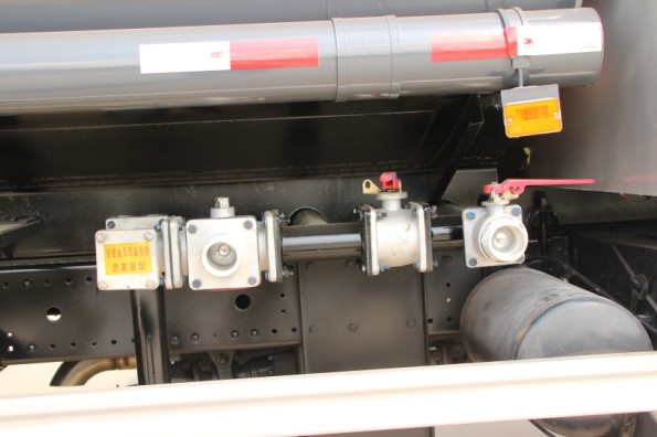 東風(fēng)多利卡D9圓罐抑塵車高清圖片 東風(fēng)多利卡D9圓罐抑塵車高清圖片