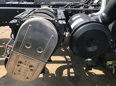 國六東風天錦230馬力灑水車側掛排氣系統圖片 國六東風天錦230馬力灑水車側掛排氣系統圖片