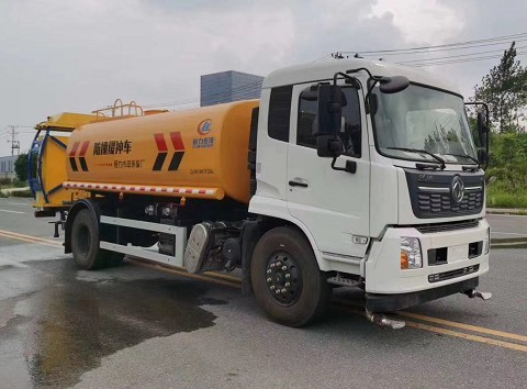 國六東風(fēng)天錦多功能灑水車帶防撞緩沖車功能