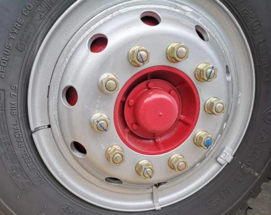 4500軸距D9的前輪螺絲數(shù)是10個 4500軸距D9的前輪螺絲數(shù)是10個