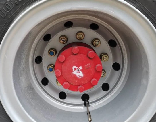 后橋半軸的螺絲4500軸距的只有8個 后橋半軸的螺絲4500軸距的只有8個