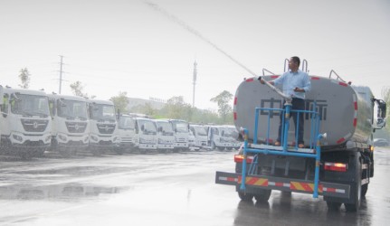 灑水車綠化高射炮作業(yè)圖片 灑水車綠化高射炮作業(yè)圖片