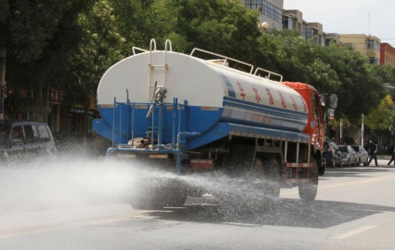環(huán)衛(wèi)灑水車圖片 環(huán)衛(wèi)灑水車圖片