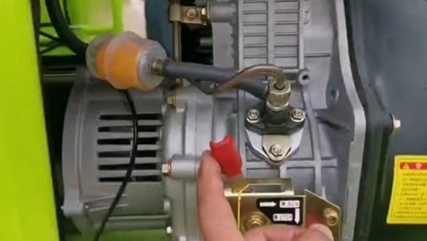 打開這個紅色把手的開關(guān),往右邊旋轉(zhuǎn) 打開這個紅色把手的開關(guān),往右邊旋轉(zhuǎn)