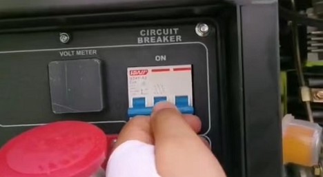 啟動好后送電,把空氣開關(guān)藍(lán)色開關(guān)扳上面去。 啟動好后送電,把空氣開關(guān)藍(lán)色開關(guān)扳上面去。