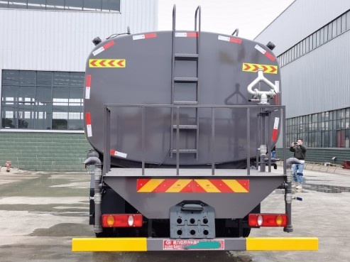 東風(fēng)華神T5前四后八28.5噸灑水車(chē) 東風(fēng)華神T5前四后八28.5噸灑水車(chē)